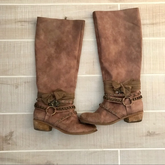 Detailed Riding Boots - Picture 2 of 5